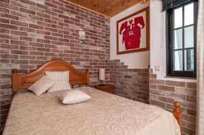 5 bedrooms, iron/ironing board, WiFi, bed sheets