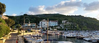 BEACHSIDE VILLA: Apartment with terrace - Relaxing Getaway 