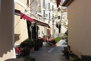 Outdoor dining - BEACHSIDE VILLA: Apartment with terrace - Relaxing Getaway  (Santa Maria)