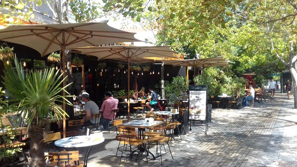 تناول الطعام بالخارج