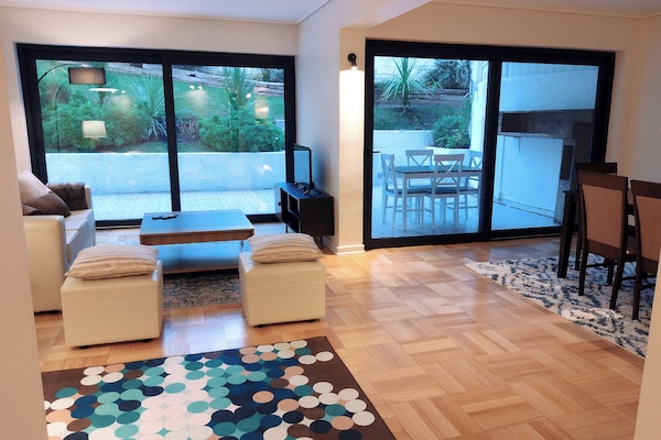 Salón comedor con calefacción,  Smart TV con canales por cable. Patio privado.
