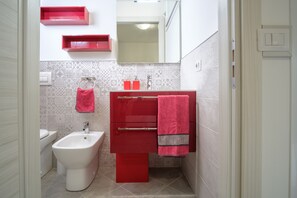 Regadera, secadora de cabello, bidet, toallas 