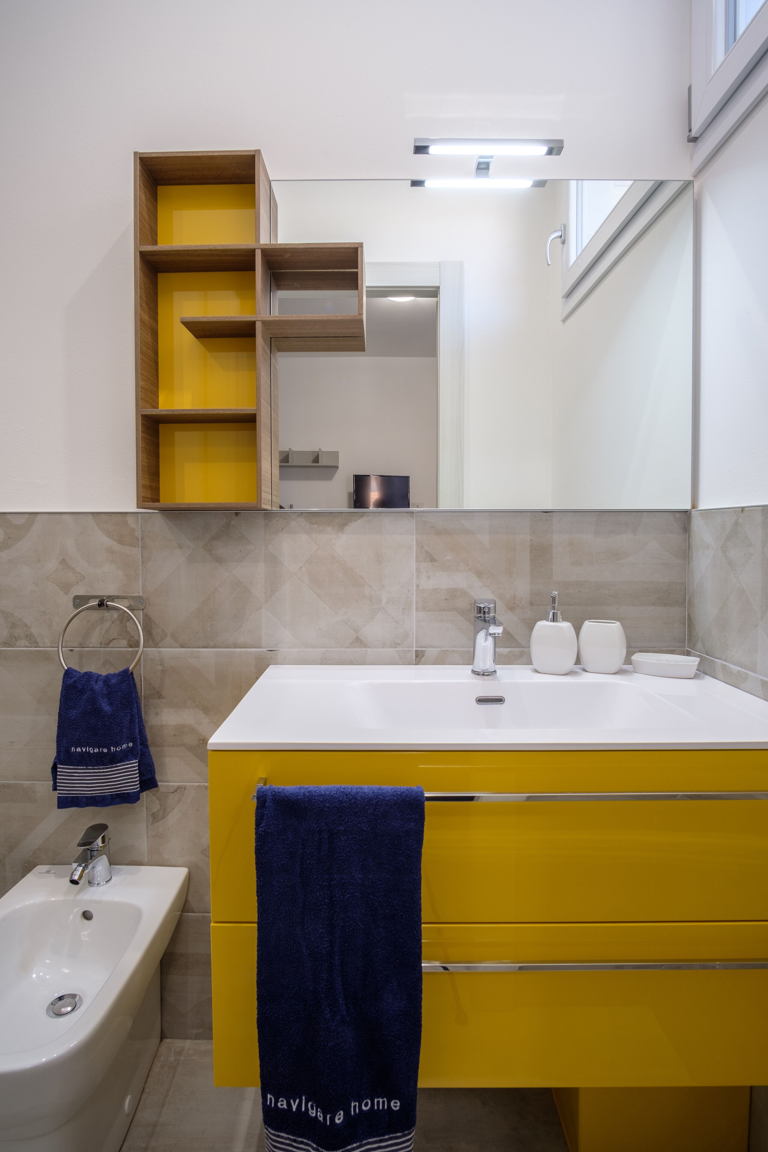 Regadera, secadora de cabello, bidet, toallas 