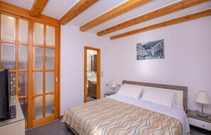 1 habitación, tabla de planchar con plancha, wifi y ropa de cama 