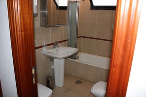 Ensemble douche/baignoire, bidet, serviettes fournies