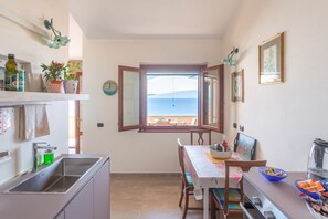 Fridge, microwave, oven, stovetop - VELAMEIGA Boutique Apartment - Sea Sunset View Terrace and Free Private Parking (Cabras)