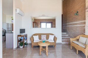 TV, books, stereo - VELAMEIGA Boutique Apartment - Sea Sunset View Terrace and Free Private Parking (Cabras)