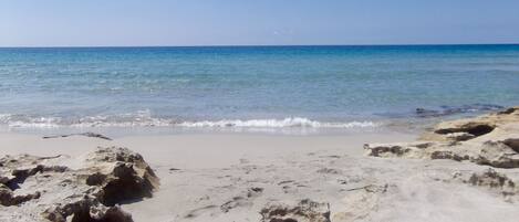 Una playa cerca, sillas reclinables de playa, toallas de playa