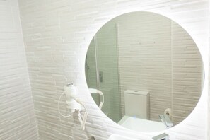 Ducha, secador de pelo y toallas