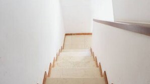 A narrow staircase with wooden steps and white walls. - RentalSevilla Enladrillada Center City (Sevilla)