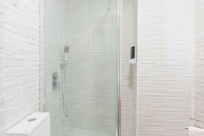 Douche, sèche-cheveux, serviettes fournies