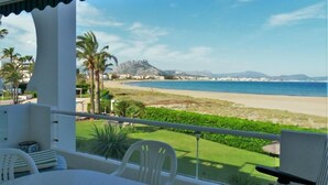 Ein Balkon mit Blick auf Strand und Berge.