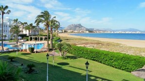 Ein Resort mit Pool, Palmen und Blick auf den Strand.