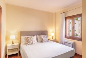 3 bedrooms, desk, soundproofing, iron/ironing board
