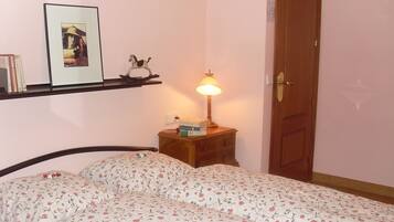 3 habitaciones, tabla de planchar con plancha y ropa de cama