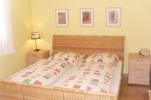 3 makuuhuonetta, silitysrauta/-lauta, vuodevaatteet