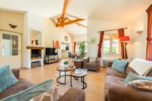 Fernseher, Kamin, DVD-Player, Tischtennisplatte