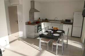 Fridge, microwave, oven, stovetop - Pool house at the foot of the luberon (Cheval-Blanc)