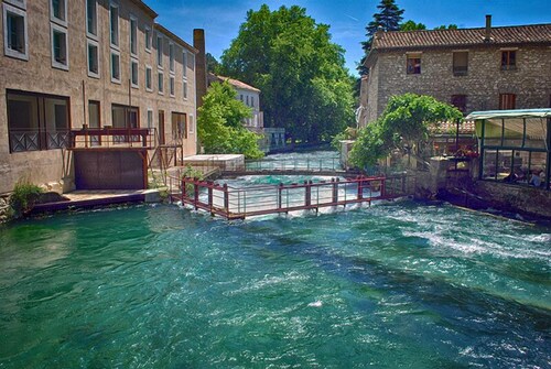 Pool house at the foot of the luberon