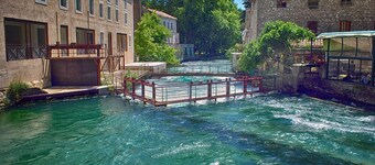 Pool house at the foot of the luberon