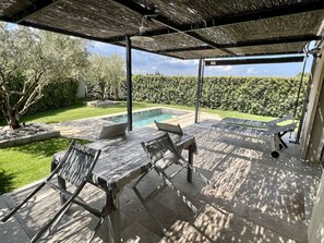 Outdoor dining - Pool house at the foot of the luberon (Cheval-Blanc)