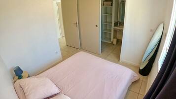 2 chambres, coffres-forts dans les chambres, fer et planche Ă repasser