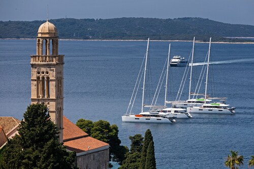 Tout sur la mer - Détente estivale avec vue sur la ville de Hvar