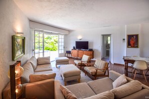 TV, ping pong, books - Esprit du Sud Port d'Attache (Roquebrune-sur-Argens)