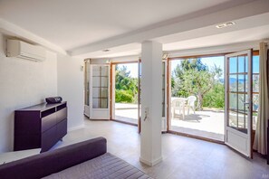 TV, ping pong, books - Esprit du Sud Port d'Attache (Roquebrune-sur-Argens)