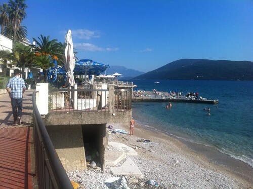 Apartment with Balcony, Sea view, 5 min to the Beach, Wi-Fi, Aircon, Parking