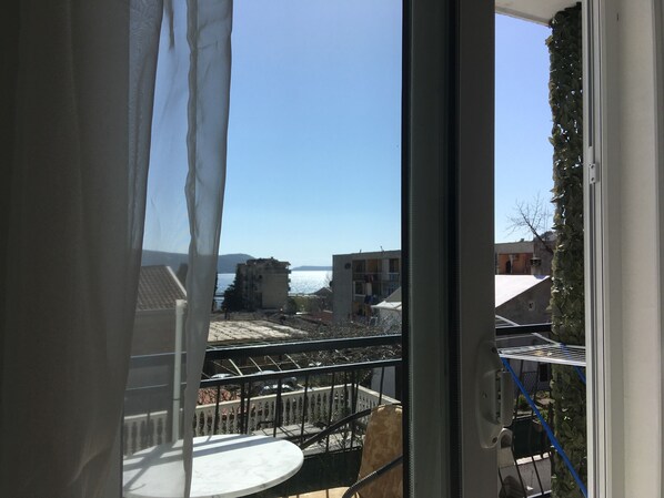Interior - Apartment with Balcony, Sea view, 5 min to the Beach, Wi-Fi, Aircon, Parking (HN)