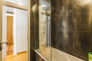 Badewanne, Haartrockner, Handtücher