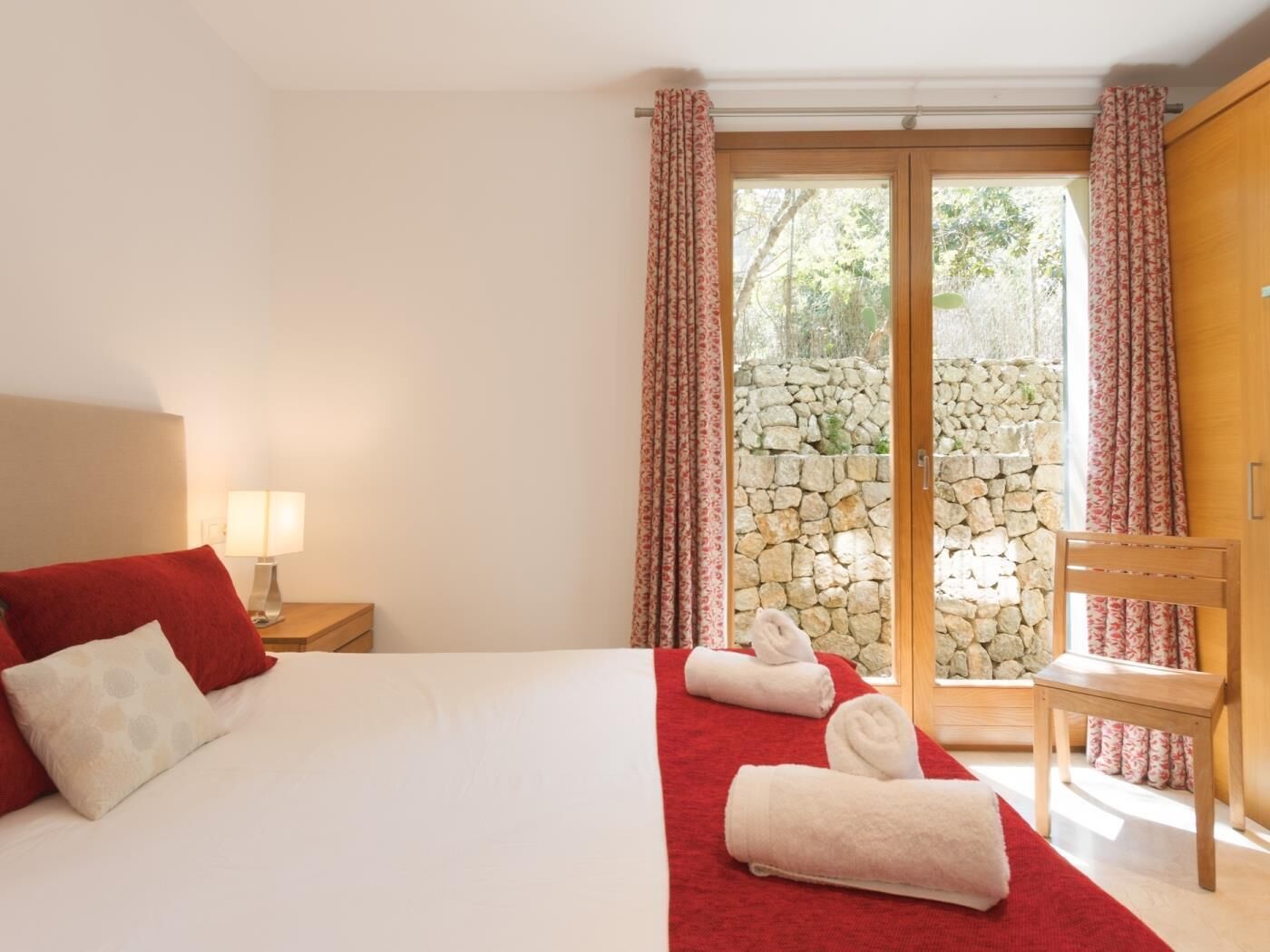 4 bedrooms, iron/ironing board, internet, bed sheets