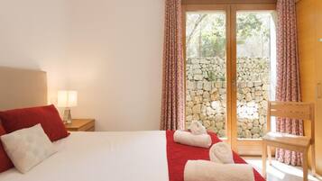 4 bedrooms, iron/ironing board, internet, bed sheets