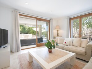 Console per videogiochi, tavolo da ping pong, impianto stereo