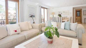 Ein geräumiges Wohnzimmer mit zwei Sofas, einem Couchtisch und einem Essbereich mit Stühlen und einem Tisch.