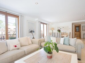 Console de jeux vidéo, table de tennis de table, chaîne hi-fi