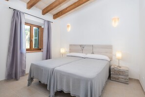 5 dormitoris, planxa i posts de planxar i un bressol de viatge 