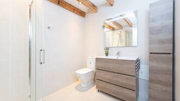 Douche, sèche-cheveux, serviettes fournies
