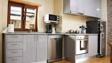 Kühlschrank, Mikrowelle, Ofen, Geschirrspüler