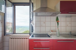 Refrigerador, cafetera/tetera, utensilios de cocina, mesa de comedor