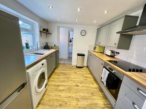 Geladeira, micro-ondas, fogão, cooktop