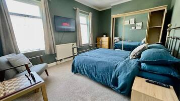 3 bedrooms, desk, iron/ironing board, free WiFi