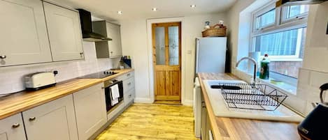 Kühlschrank, Mikrowelle, Ofen, Herdplatte