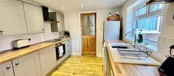 3 bedroom house close to city centre and the university.