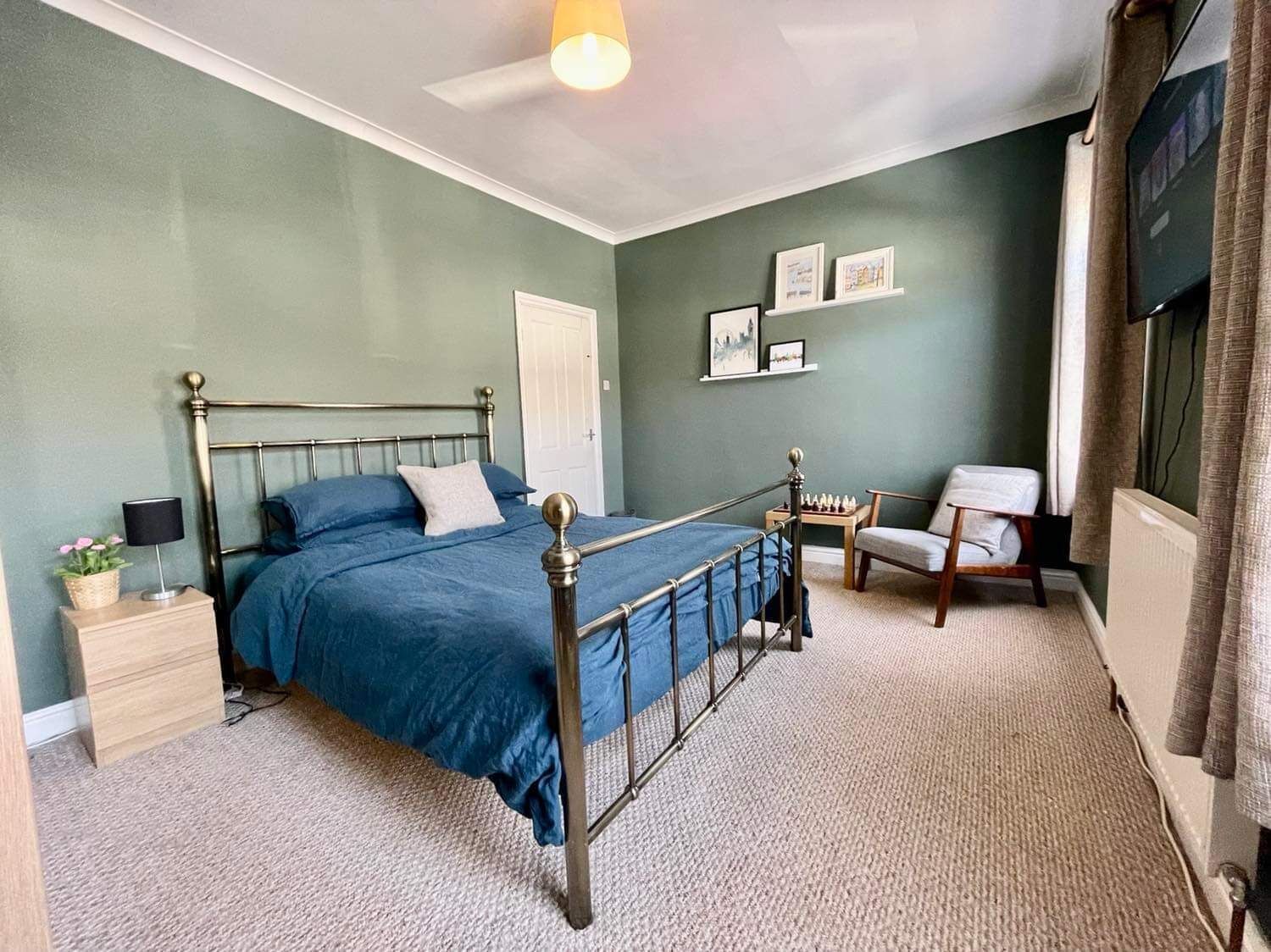 3 bedrooms, desk, iron/ironing board, free WiFi