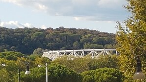 Un puente sobre un río, con árboles al frente.