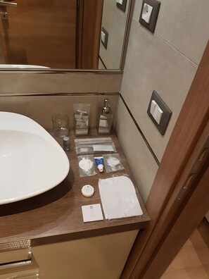 Regadera, secadora de cabello, bidet, toallas 