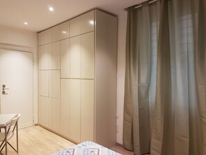 1 quarto, ferros/tábuas de passar roupa, acesso à internet