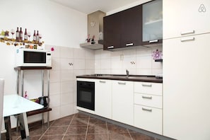 Een koelkast, een microgolfoven, een oven, een kookplaat